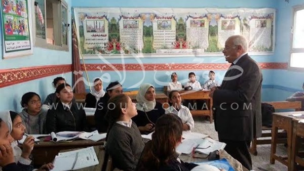 بالصور..  محافظ بورسعيد يزور مدرسة التيمورية الإبتدائية 