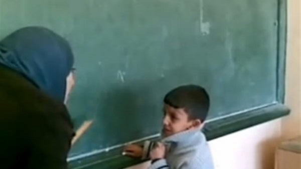 بالفيديو.. معلمة تضرب أطفال الروضة بكفر الشيخ 