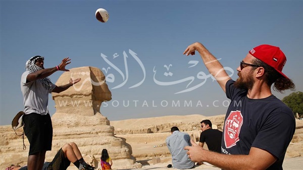 بالصور.. نجوم كرة القدم الامريكية على سفح الاهرامات 