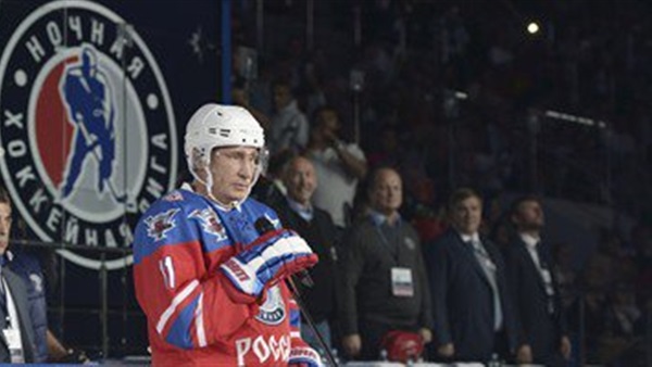 بوتين يشارك أصدقاءه القدامى لعب  الهوكي احتفالاً بعيد ميلاده 