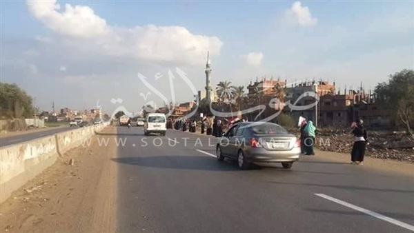 بالصور.. سلاسل بشرية لأنصار «الإرهابية» بمسقط رأس المعزول 