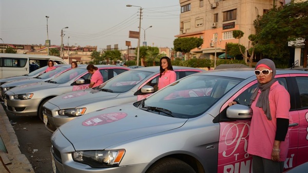 الجارديان: مصر تلجأ للتاكسى الفوشيا  لحماية الفتيات من التحرش 