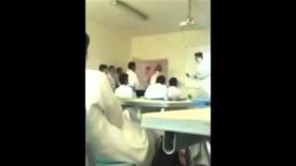 بالفيديو.. معلم يضرب طالب بطريقة طريفة أمام زملائه