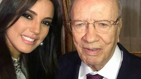 بالصورة.. درة تفاجئ جمهورها بسيلفى  مع رئيس تونس 