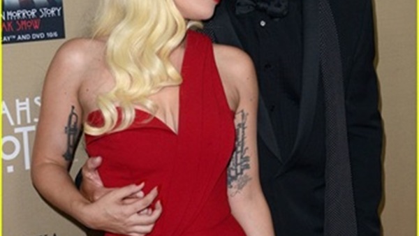 بالصور..ليدى جاجا تحضر العرض الخاص لمسلسلها رفقة صديقها    