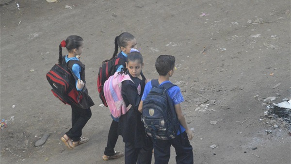 بالصور..طلاب الدقهليه يتوافدون علي  المدارس في اول يوم   
