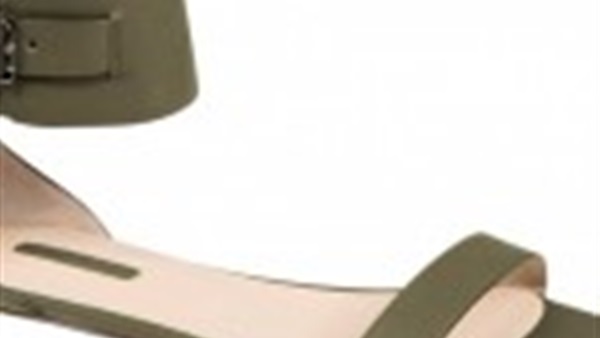 بالصور.. أحذية «لونشان» المسطحة تغزو صيف 2016