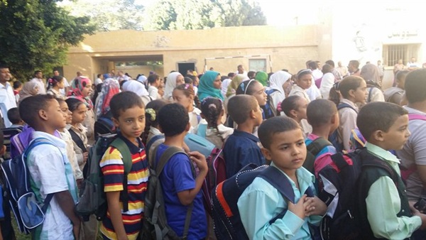 بالصور.. سوهاج تستقبل 983 ألفًا و263  طالبًا  في أول يوم دراسى 