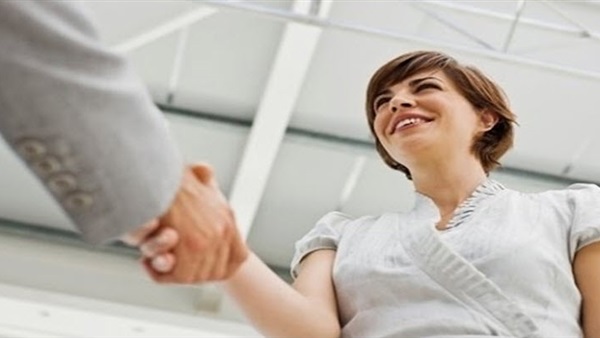 هل تعلم أن مصافحة الرجل للمرأة تثير شهوتها