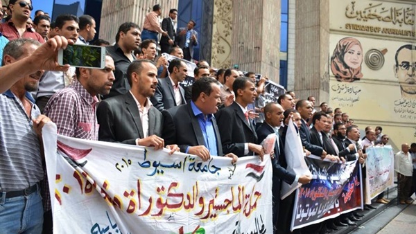 المعلمون والطلاب يحيون هتافات ثورة 25 يناير للمطالبة باقالة «الرافعي»  