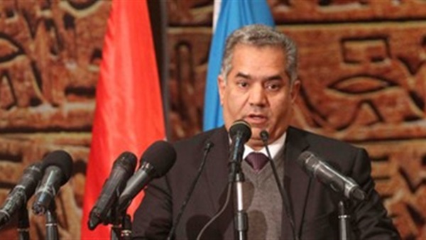 وزير الآثار في زيارة لمركز الفنون بفرنسا  