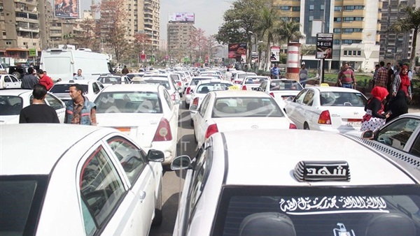 بالصور.. أستمرار وقفة سائقي التاكسي الأبيض بالمهندسين