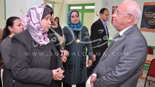 بالصور..محافظ بورسعيد  يطالب بتحويل أسوار المدارس للوحات فنية 