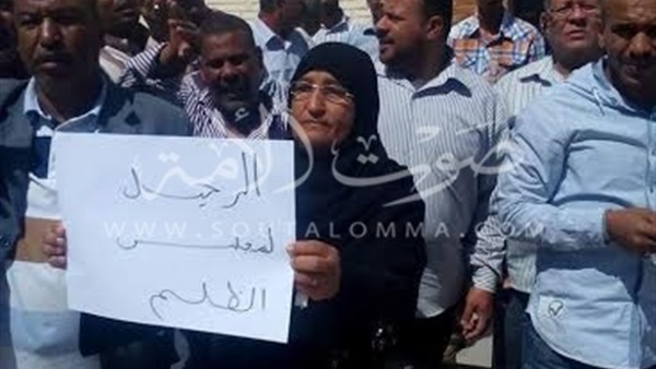 بالصور.. احتجاجات العاملين بالمصرية للإتصالات في سفاجا 