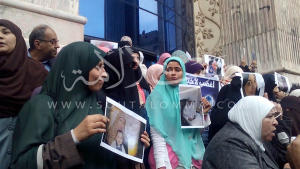 بالصور.. وقفة نسائية أمام «الصحفيين» في اليوم العالمي للمرأة 