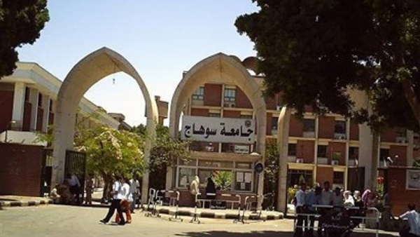 جامعة سوهاج تمنح كارت ذهبى لأسر الشهداء