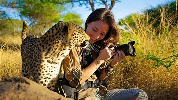 بالصور.. مغامرة تصاحب أخطر حيوانات الغابة