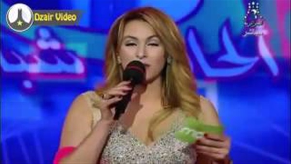 بالفيديو.. فستان مذيعة جزائرية يثير «ضجه»