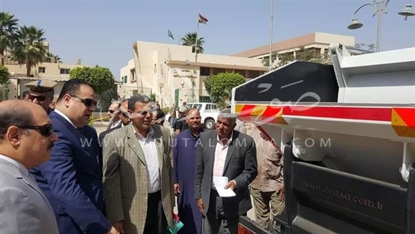 بالصور .. محافظ الفيوم يتفقد سيارتين نظافة جديدتين   