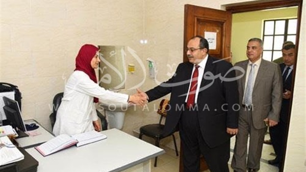 بالصور.. محافظ الإسكندرية يزور مركز صحة المرأة