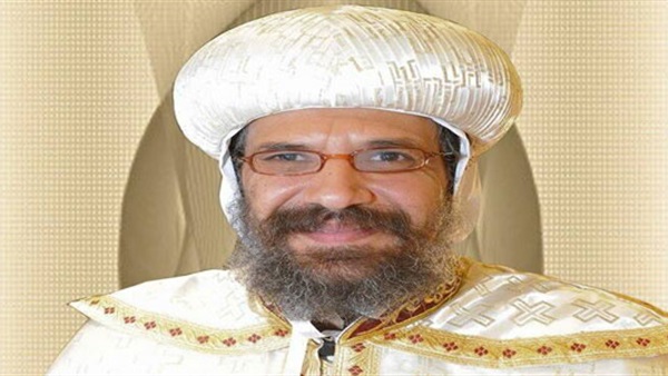 اسقف شبرا يهدي البابا درعا نحاسيا 