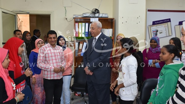بالفيديو والصور.. محافظ أسوان يلتقي الطالبات المتفوقات