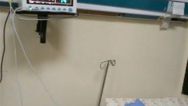 بالصور.. مستشفى الأحرار بالشرقية ترفع شعار «أرمى مريضك فى الزبالة».. الأمن يطرد مصاب بطريقة وحشية..«الإدارة» تستنكر الواقعة وتبرر «ده كان عاوز ياكل عيش على قفانا»..رئيس قطاع شرق الدلتا يقيل أمن المبني