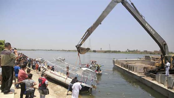 سقوط سياره محمله بالبضائع بالنيل في نجع حمادي