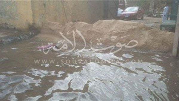 بالصور.. انقطاع المياه بأسوان بعد انفجار ماسورة بمنطقة الإشارة