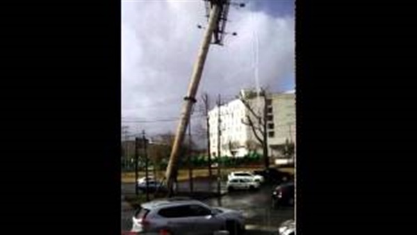 بالفيديو.. سقوط لوحة اعلانية بين السيارات 