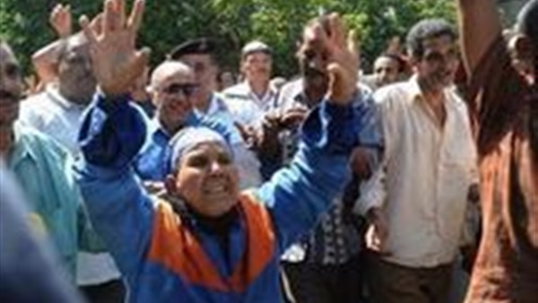 عمال نهضة مصر للنظافة يواصلون إضرابهم لليوم الثانى بالإسكندرية