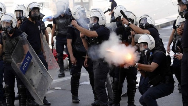 الشرطة التركية تفرق تظاهرة في ذكرى فتى قتل في 2014