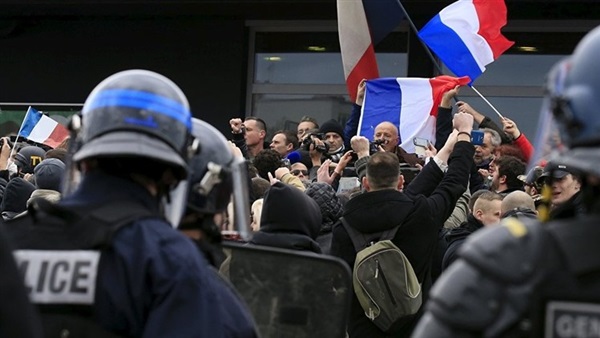 محتجون يقطعون طرق ميناء «كاليه الفرنسي» أمام اللاجئين