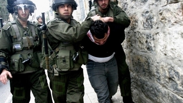 قوات الاحتلال الإسرائيلي تقتحم  منازل الشهداء الفلسطينيين 