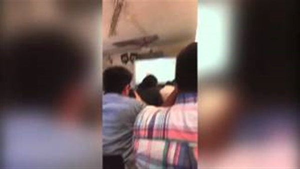 بالفيديو.. معلم يعرض للطلاب إعلانات ملابس نسائية 