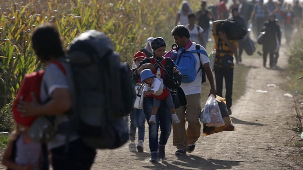 مئات من اللاجئين يخترقون الحاجز الحدود اليوناني إلى داخل مقدونيا