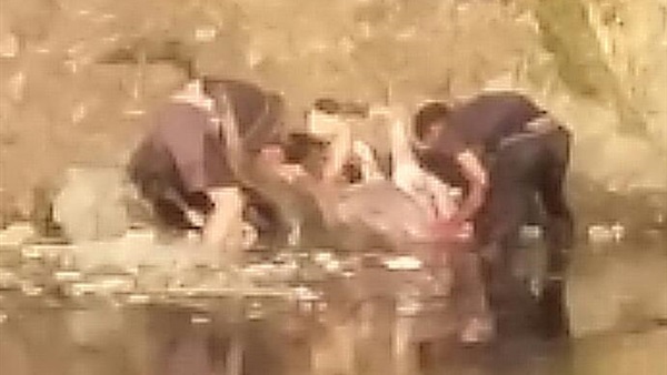 نشطاء يتداولون صورا لتشفية لحوم حيوان نافق قبل بيعها  