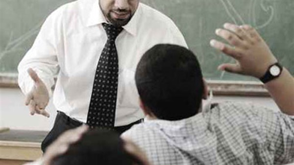 بالفيديو.. معلم يجرد طالبين في المدرسة من ملابسهما