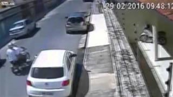 بالفيديو.. لصان يسرقان فتاة بالإكراه في عز النهار