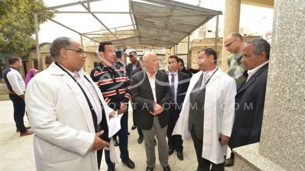 بالصور.. محافظ بورسعيد يصطحب «مسنة» للعلاج بمستشفي الرمد