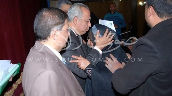 بالصور.. محافظ الشرقية يقرر عقد لقاء شهرى مع أسر الشهداء