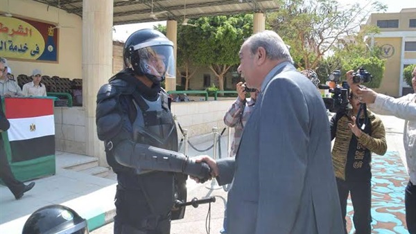 بالصور.. محافظ المنيا يكرم المتميزين إحتفالا «بيوم المجند»  