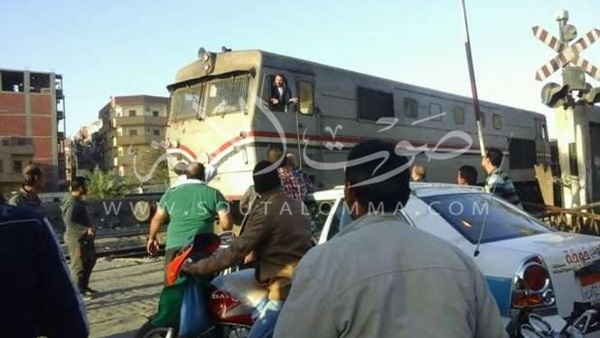 بالصور.. مشادة على أولوية المرور بين قائد قطار وسائق تاكسي