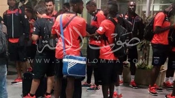 بالصور.. فريق ريكريتيفوالأنجولي يصل إلى مطار برج العرب 