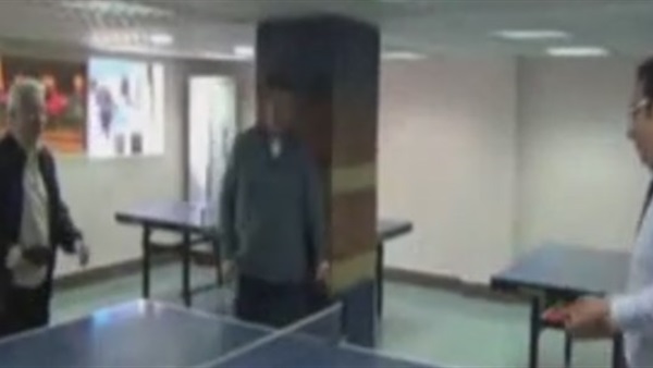 بالفيديو.. رئيس الزمالك يواجه نائب في البرلمان بـ «البنج بونج»