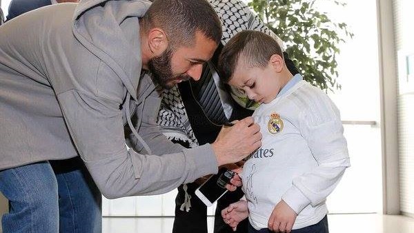 بالصور.. نجوم ريال مدريد فى استضافة طفل فلسطينى 