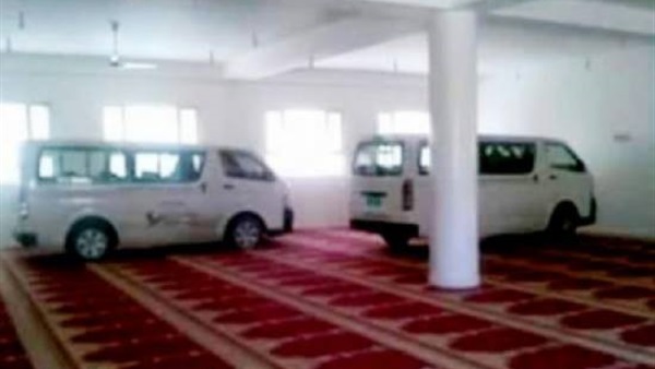 شاهد.. تحويل مسجد إلى موقف سيارات على يد الحوثيين  