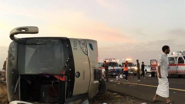 وفاة 19 معتمرا مصريا وإصابة 22 في انقلاب حافلة بالسعودية