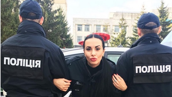 بالصور.. شرطية أوكرانية تثير جدل الإنترنت 