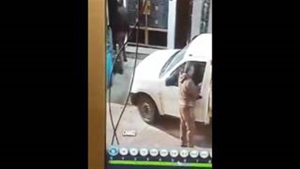 بالفيديو .. لحظة قيام مجهولين بسرقة سيارة بالبحيرة